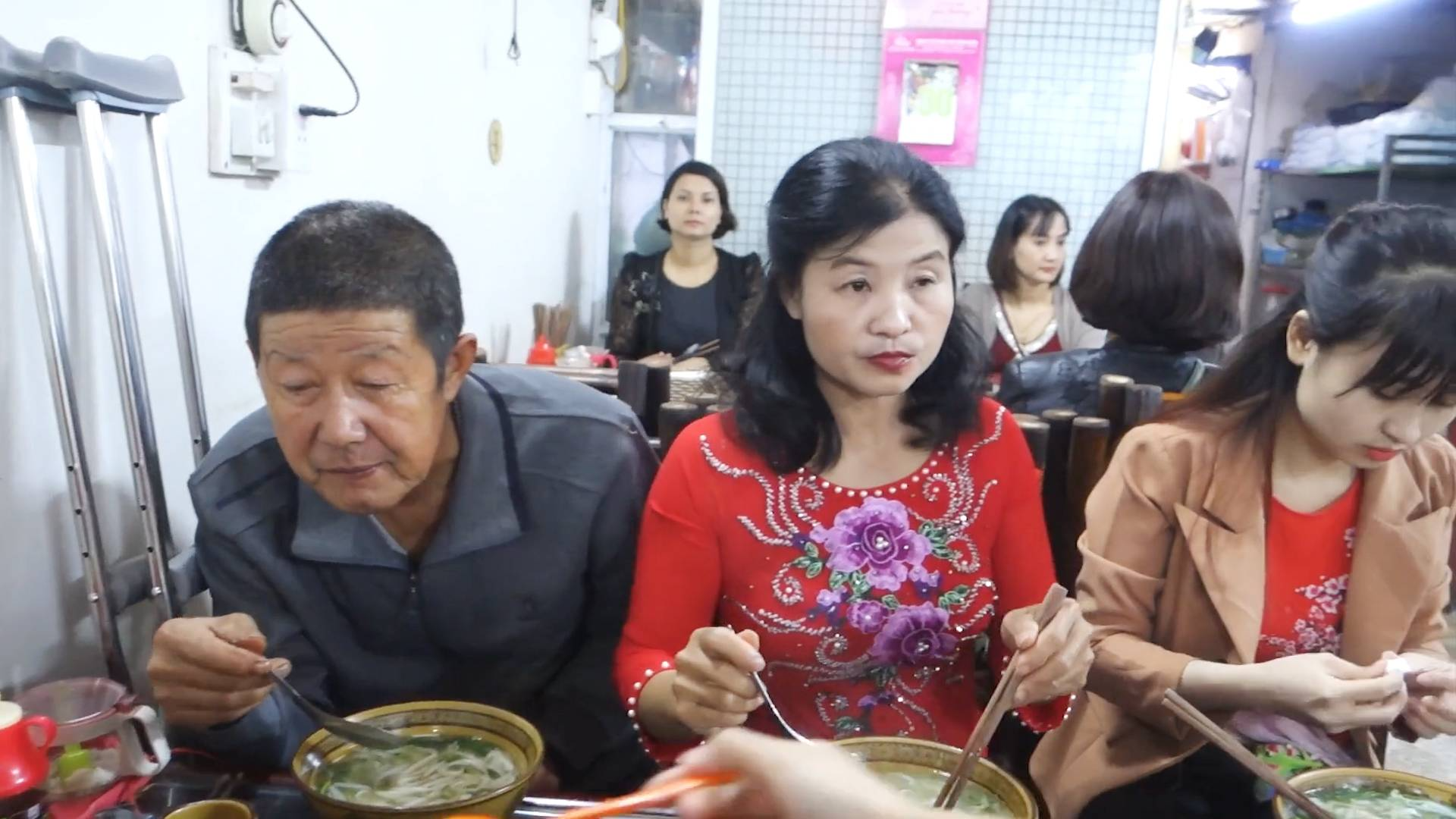 越南全家人跟中国亲家一起出去吃早饭,包了整个店好热闹